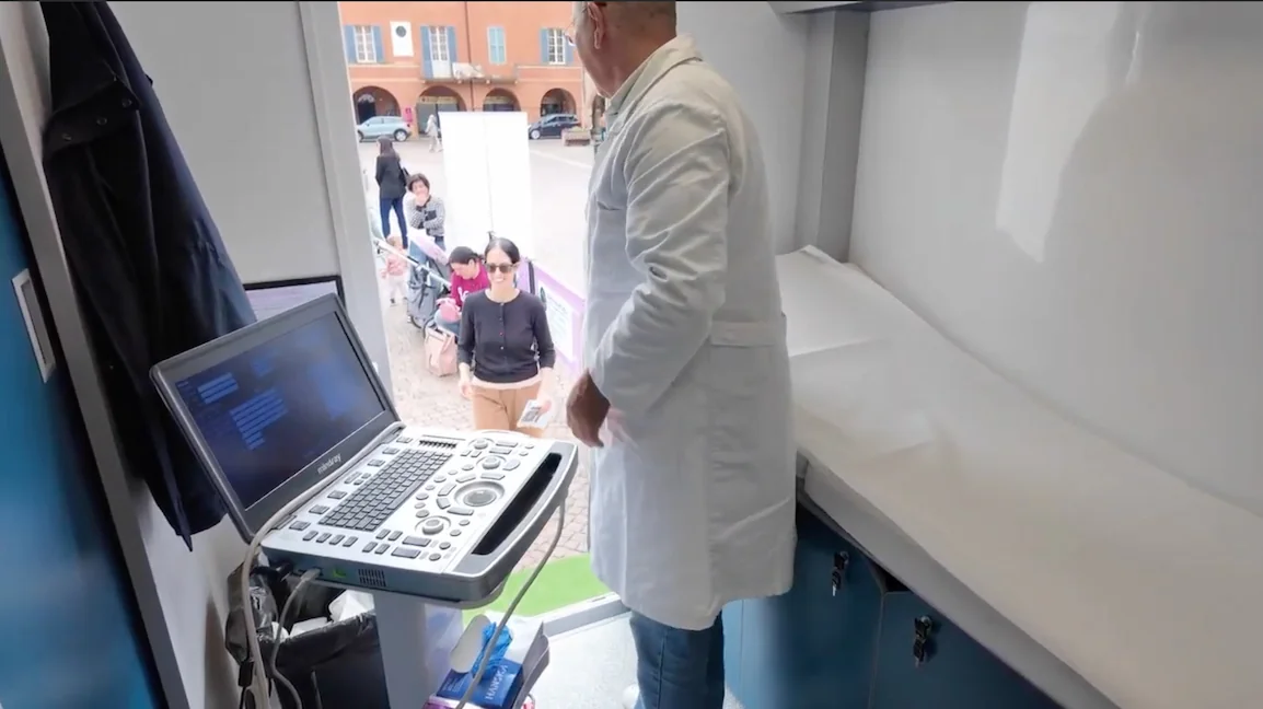 Interno ambulatorio mobile con apparecchiature diagnostiche