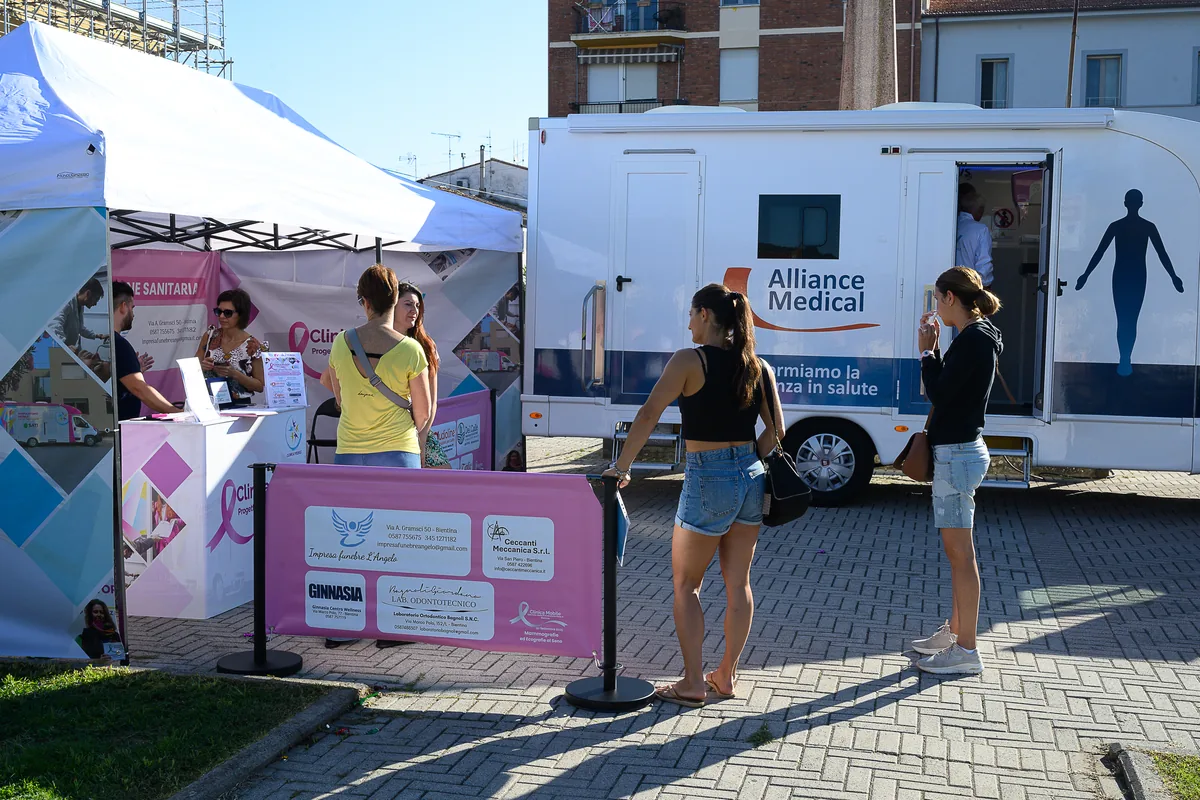L'unità mobile per gli esami senologici alla Prevenzione Rosa a Bientina