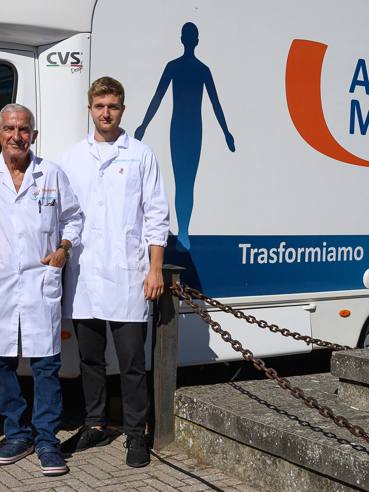 I medici della Clinica Mobile davanti all'unità mobile per gli esami senologici a Bientina