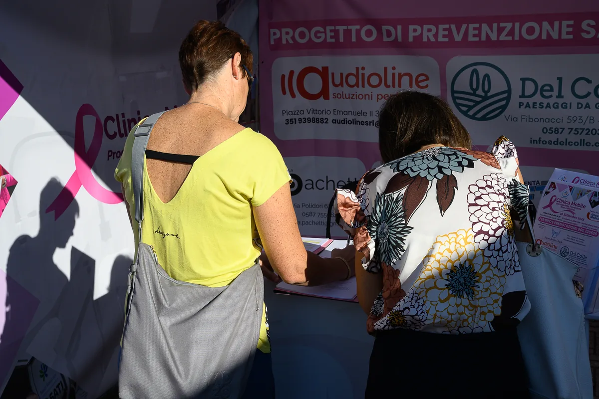 Partecipazione del pubblico alla giornata di Prevenzione Rosa a Bientina