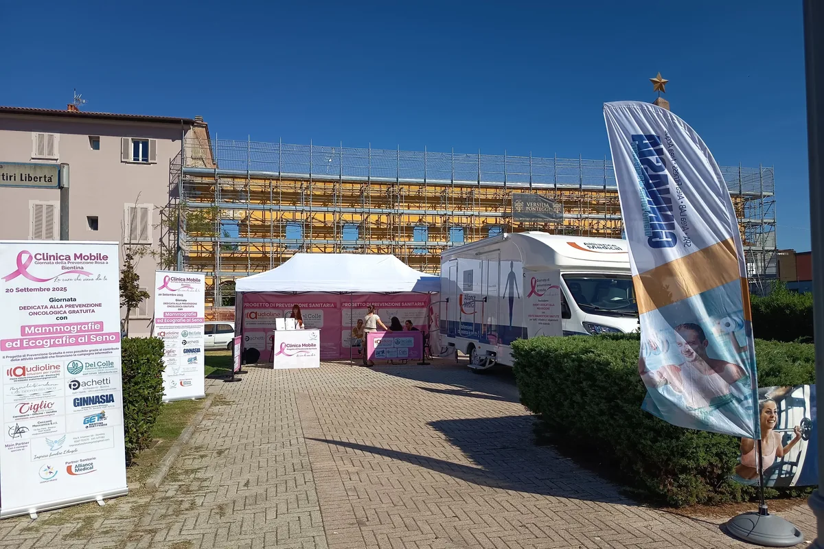 Lo stand della Clinica Mobile alla Prevenzione Rosa a Bientina