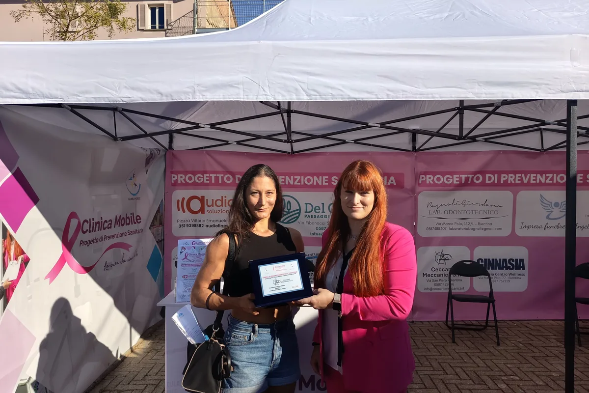 Lo stand della Clinica Mobile alla Prevenzione Rosa a Bientina