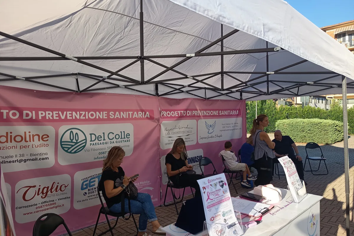 Lo stand della Clinica Mobile alla Prevenzione Rosa a Bientina