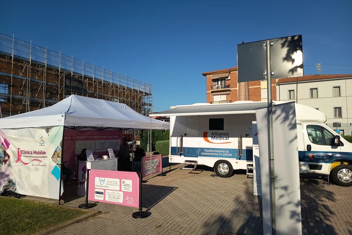 Lo stand della Clinica Mobile alla Prevenzione Rosa a Bientina