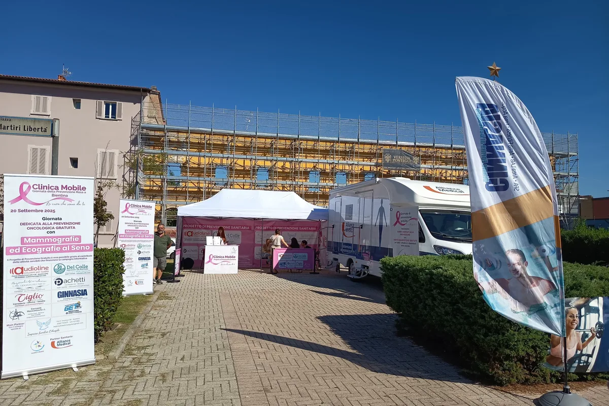 Lo stand della Clinica Mobile alla Prevenzione Rosa a Bientina