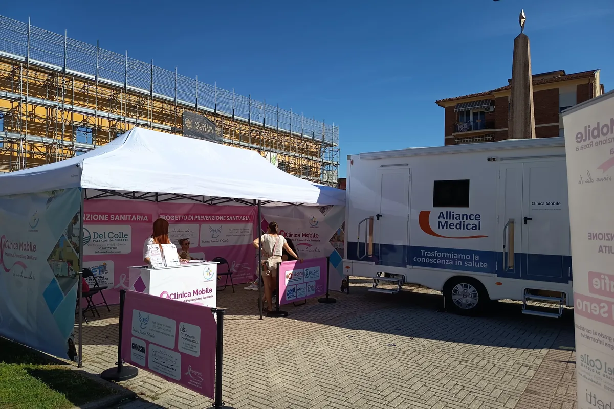 Lo stand della Clinica Mobile alla Prevenzione Rosa a Bientina
