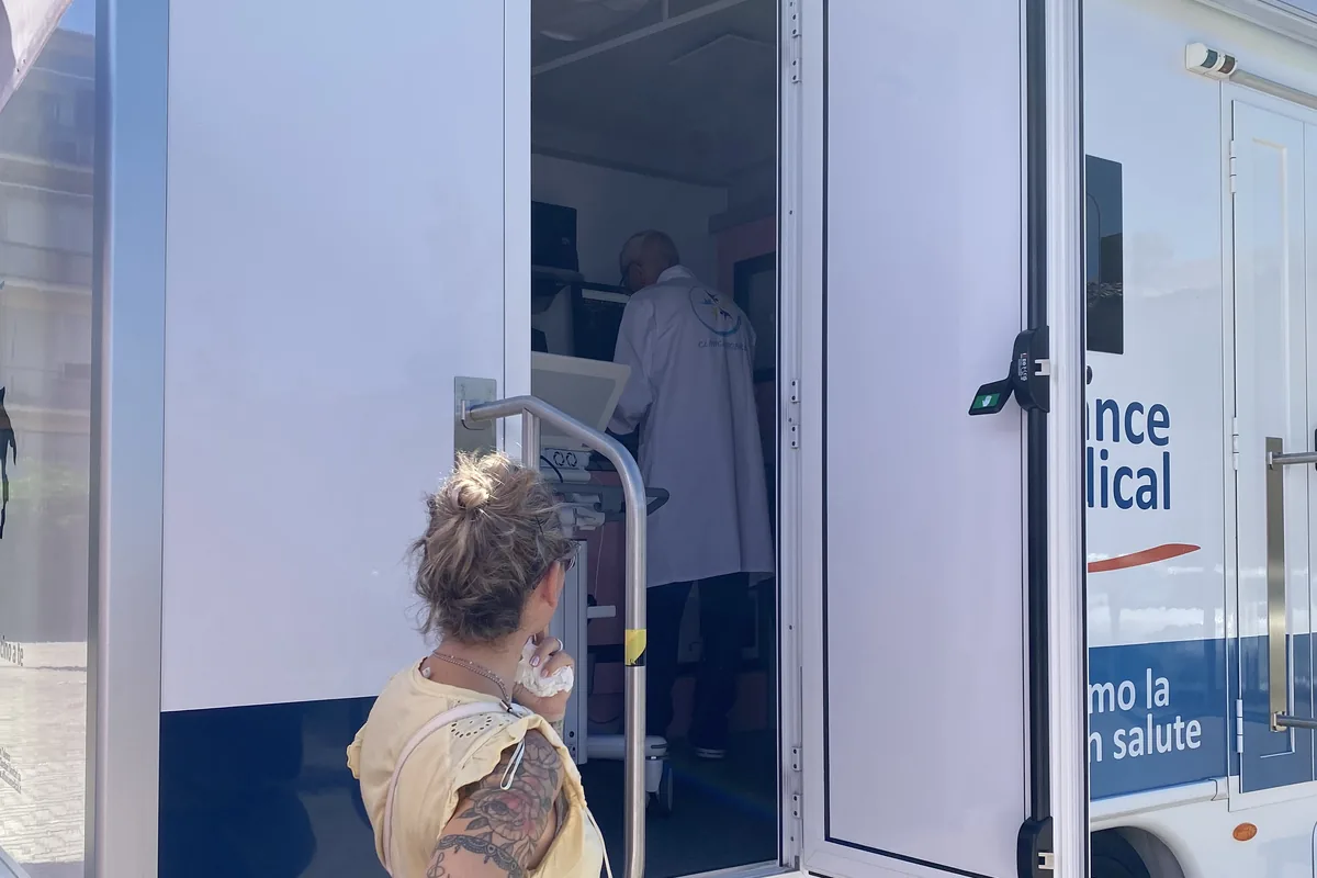 Lo stand della Clinica Mobile alla Prevenzione Rosa a Bientina