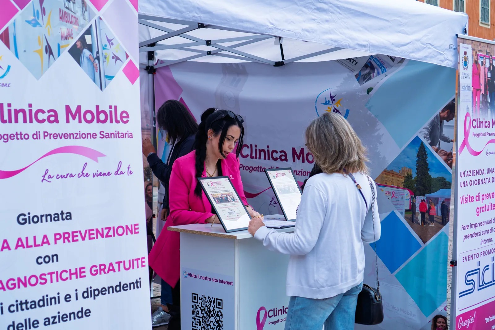 Il banco dell'accoglienza sotto il gazebo della giornata di prevenzione a Busseto