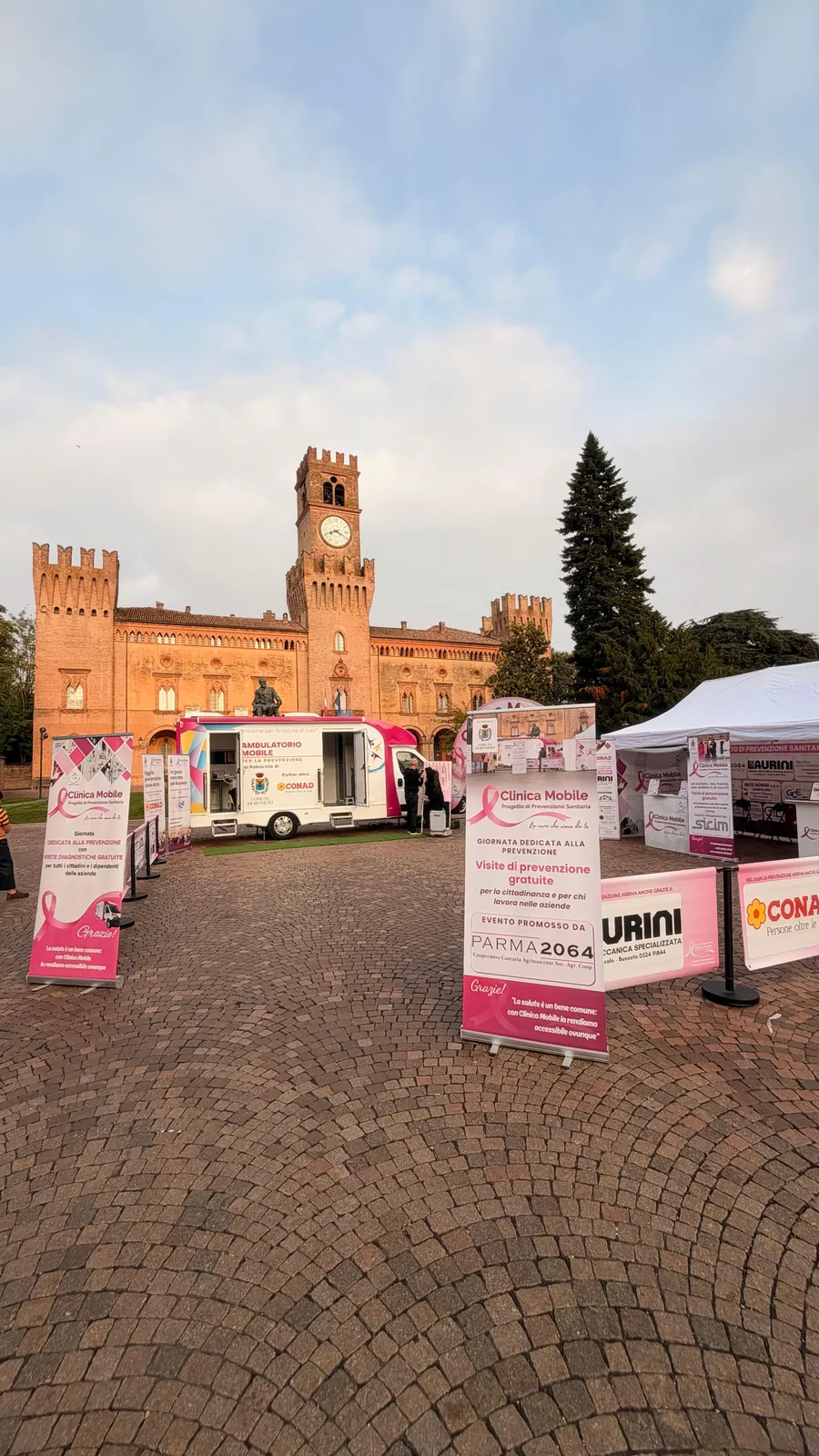 La Rocca di Busseto nella luce del mattino con l'ambulatorio mobile già in piazza