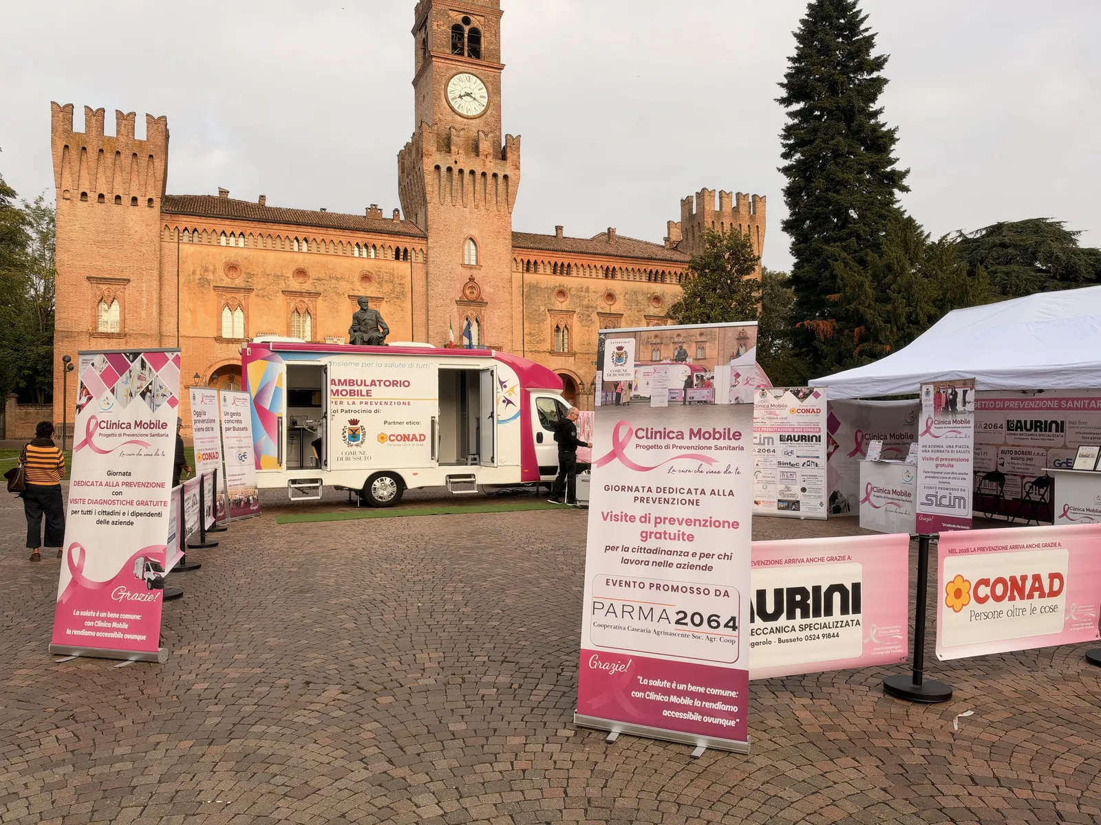 L'ambulatorio mobile e il gazebo della prevenzione davanti alla Rocca di Busseto