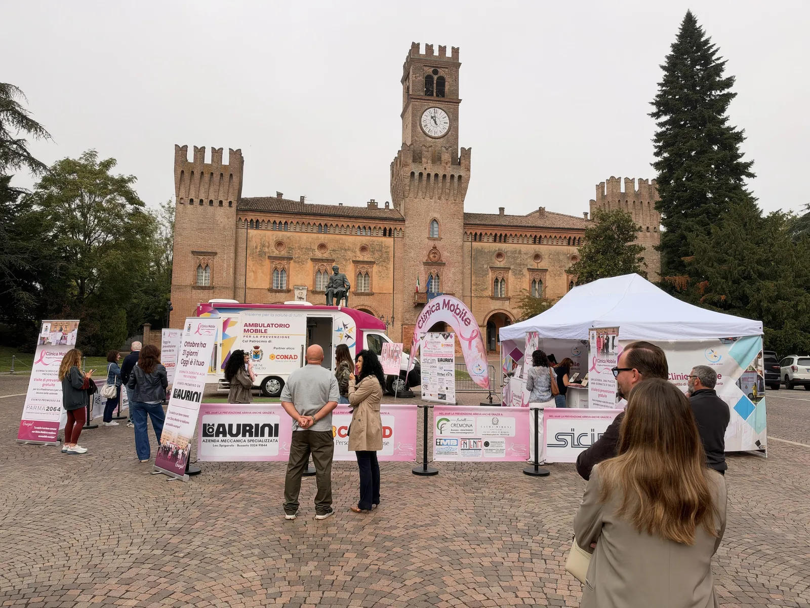 I primi cittadini arrivano in Piazza Verdi davanti al Palazzo comunale di Busseto
