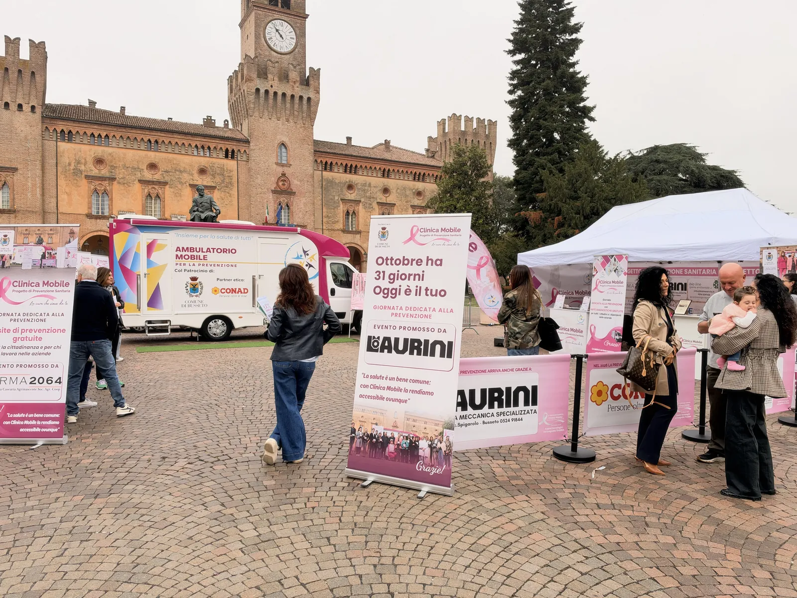Piazza Verdi affollata durante la giornata di prevenzione gratuita a Busseto