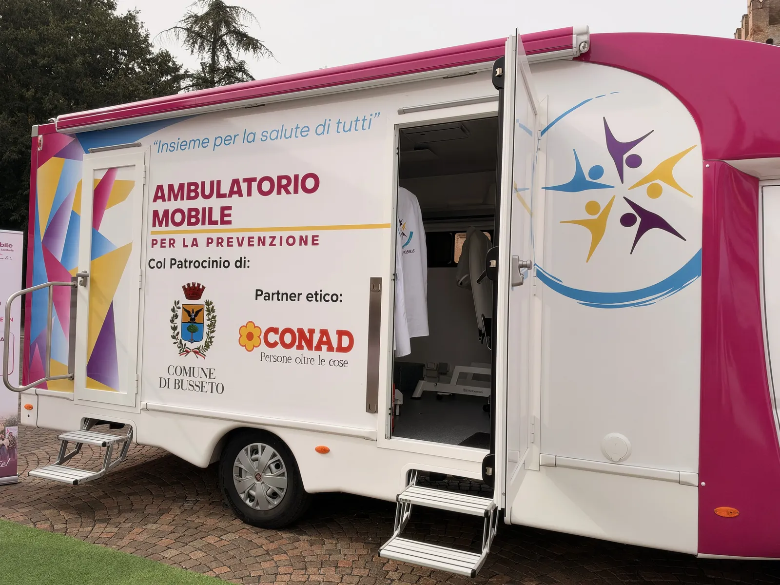 Il medico sulla porta dell'ambulatorio mobile della prevenzione a Busseto