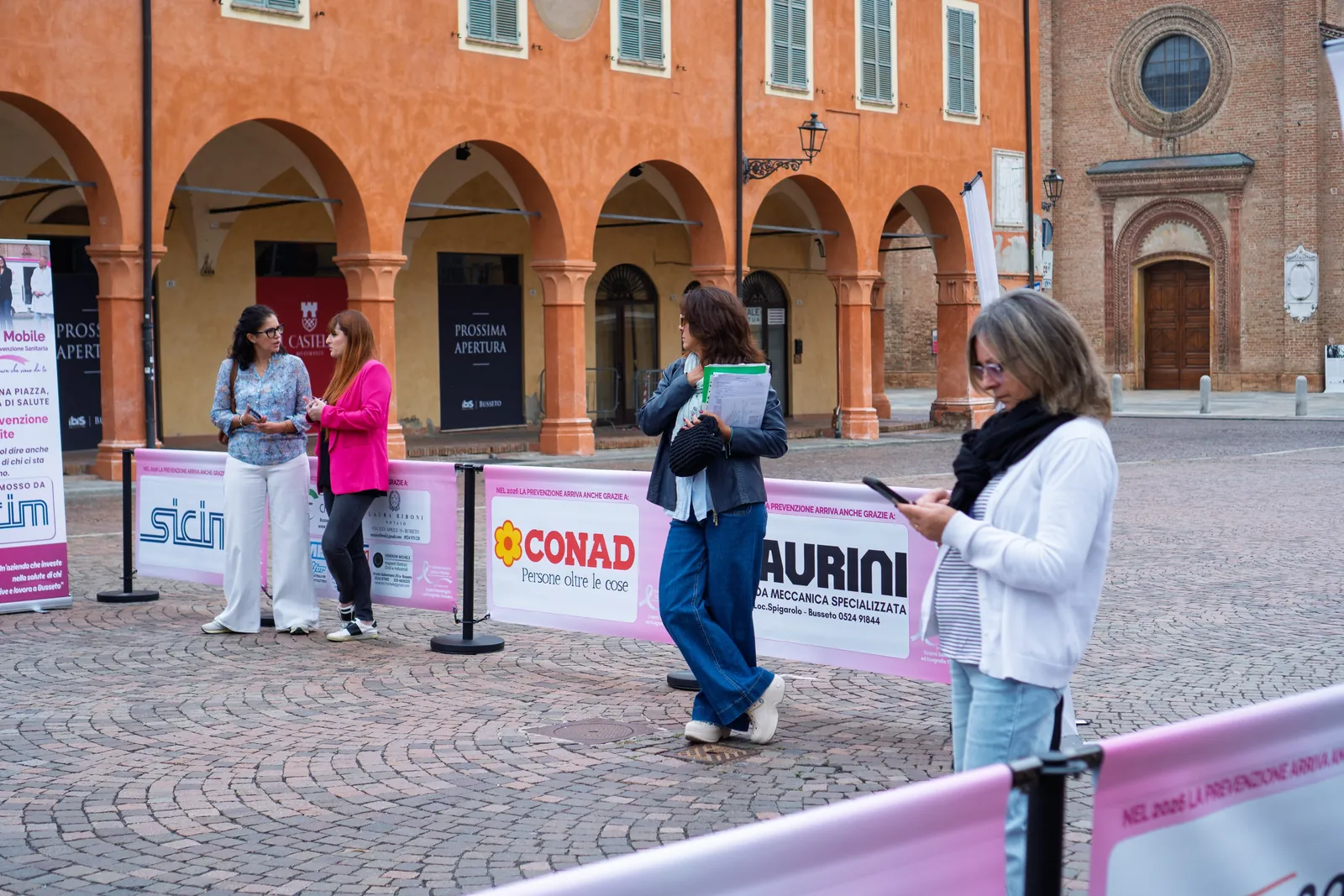 Cittadini davanti ai portici di Busseto durante la giornata di prevenzione