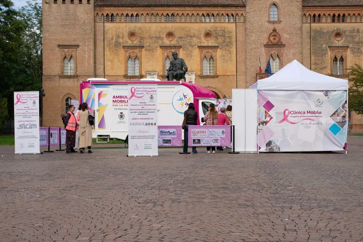 L'allestimento della Giornata della Prevenzione Rosa in Piazza Verdi a Busseto