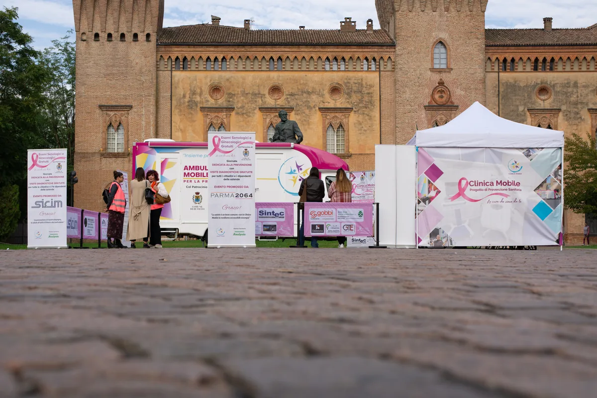 L'allestimento della Giornata della Prevenzione Rosa in Piazza Verdi a Busseto