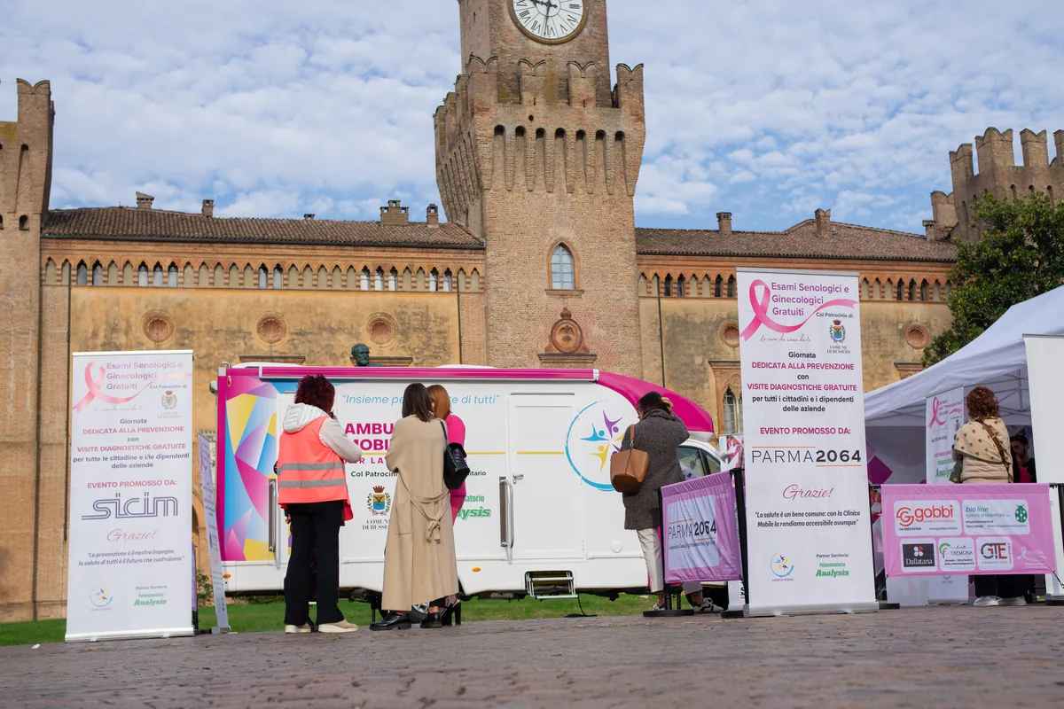 L'allestimento della Giornata della Prevenzione Rosa in Piazza Verdi a Busseto