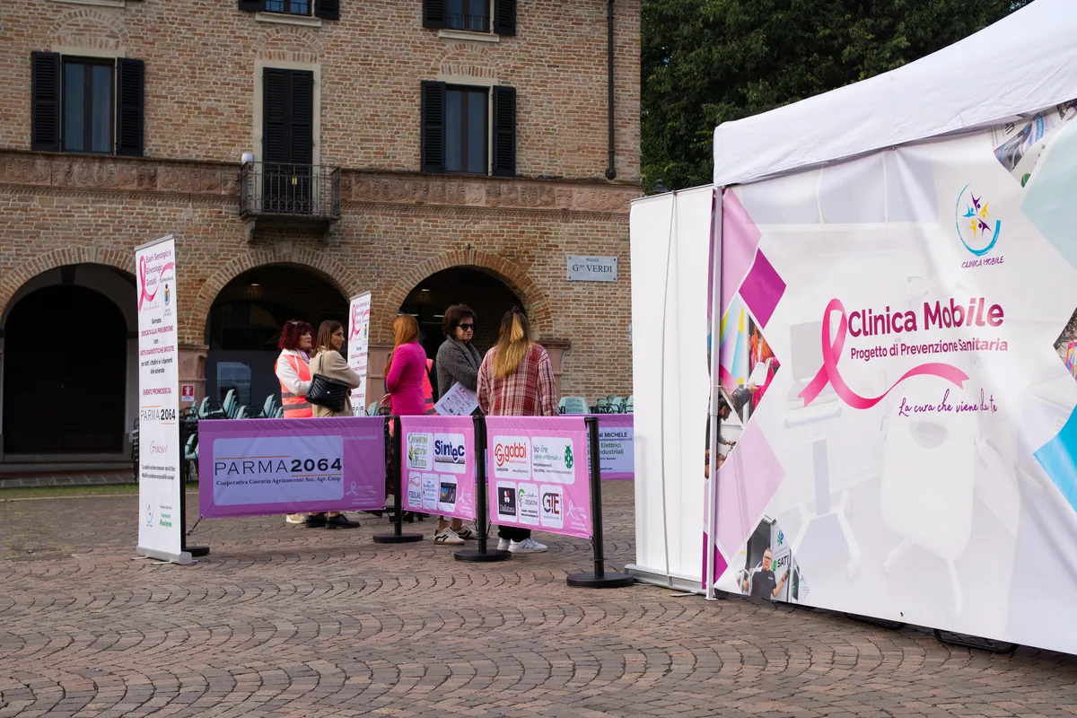 L'ambulatorio mobile della Clinica Mobile in Piazza Verdi a Busseto