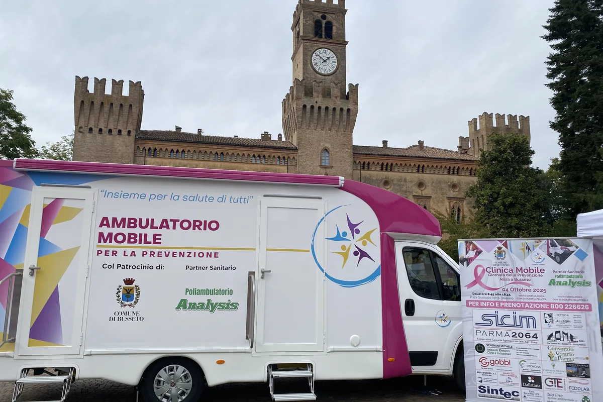L'ambulatorio mobile della Clinica Mobile in Piazza Verdi a Busseto