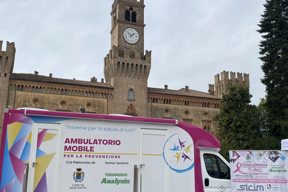 L'ambulatorio mobile della Clinica Mobile in Piazza Verdi a Busseto