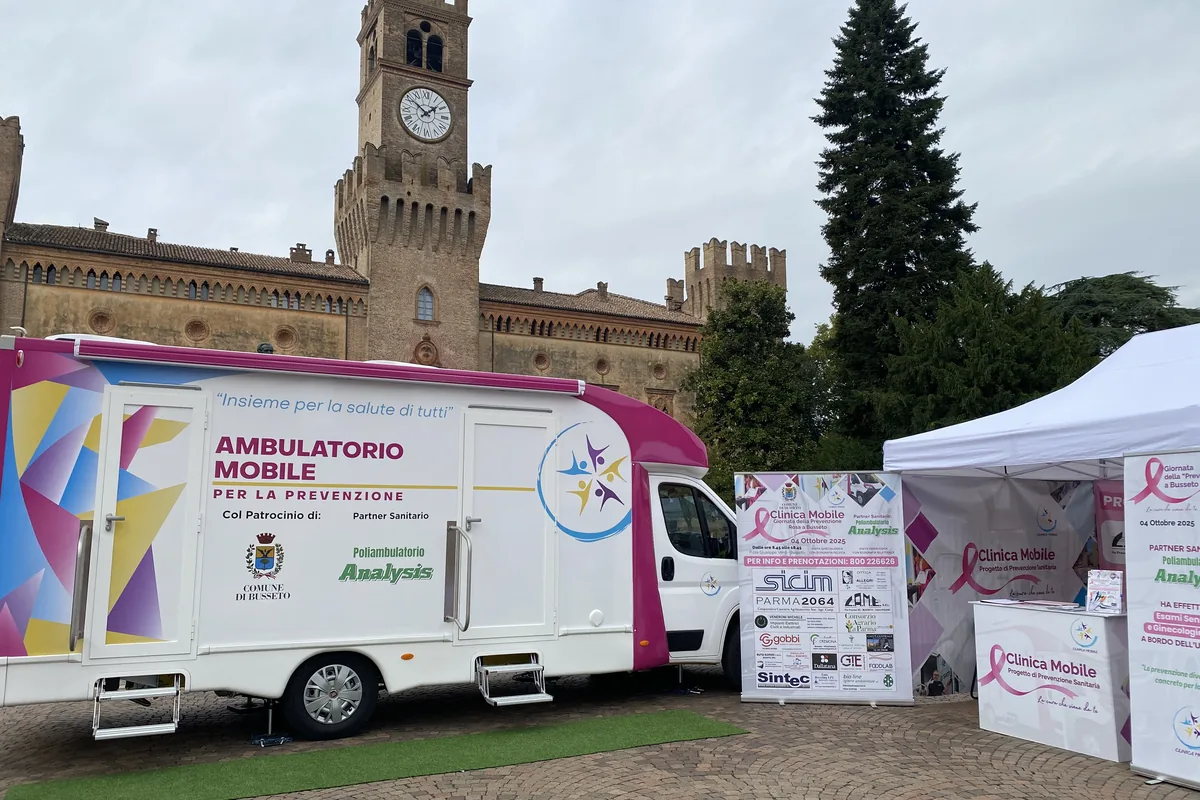L'ambulatorio mobile della Clinica Mobile in Piazza Verdi a Busseto