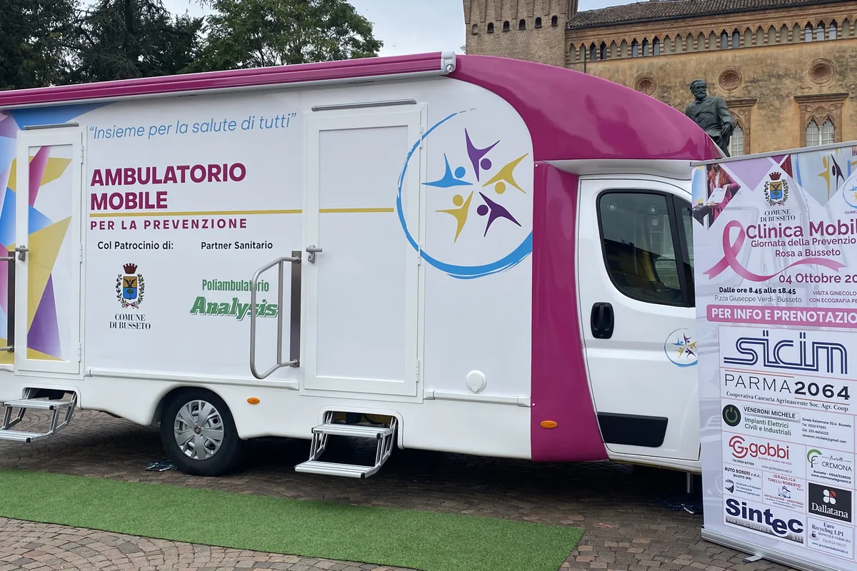 L'ambulatorio mobile della Clinica Mobile in Piazza Verdi a Busseto