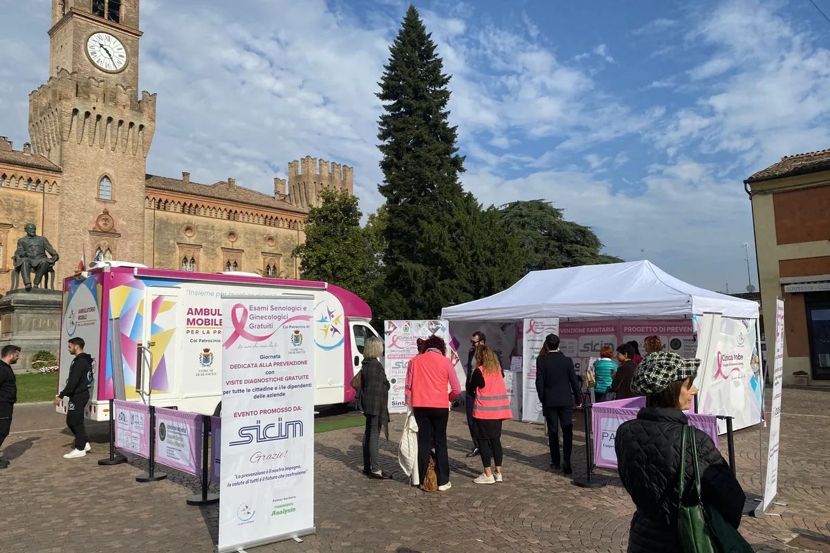 L'ambulatorio mobile della Clinica Mobile in Piazza Verdi a Busseto