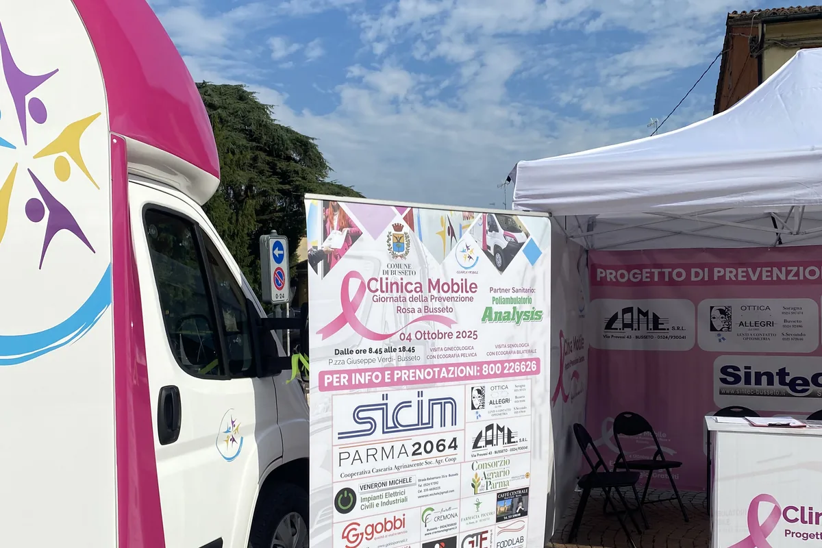 L'ambulatorio mobile della Clinica Mobile in Piazza Verdi a Busseto