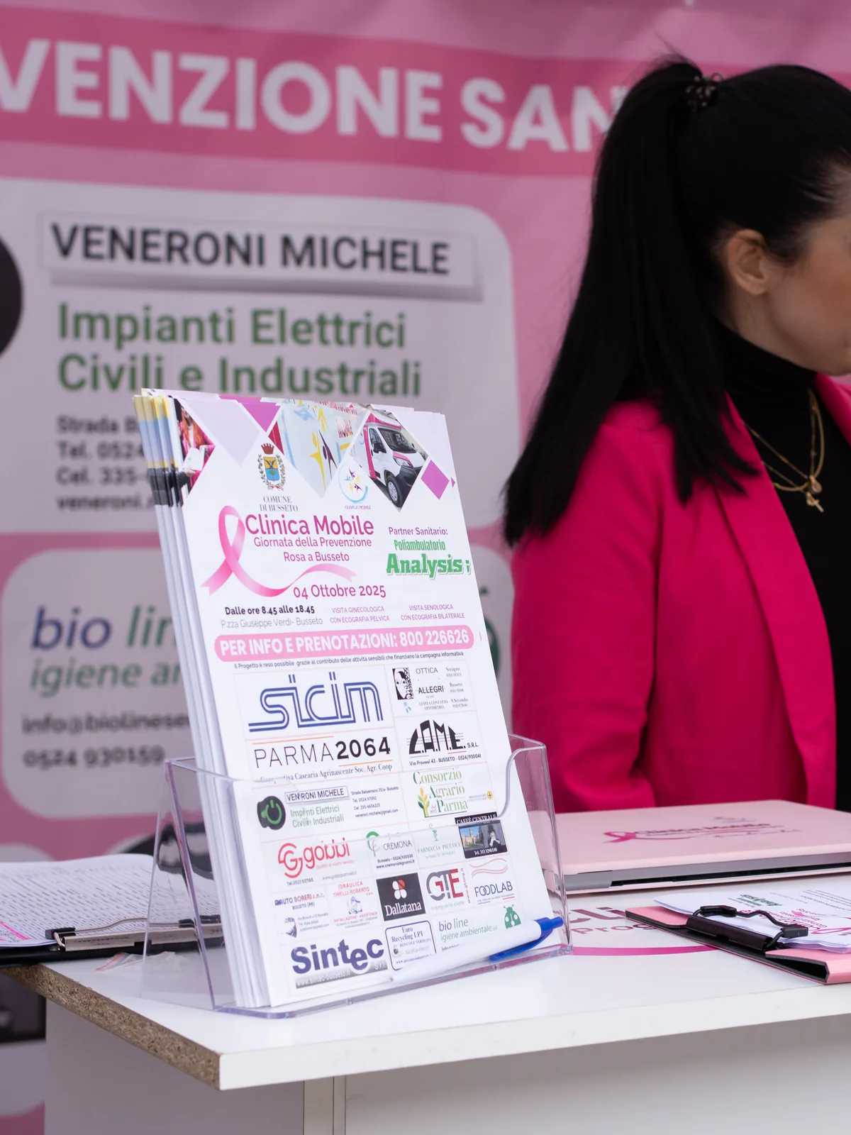 Il volantino della Giornata della Prevenzione Rosa al desk della Clinica Mobile a Busseto