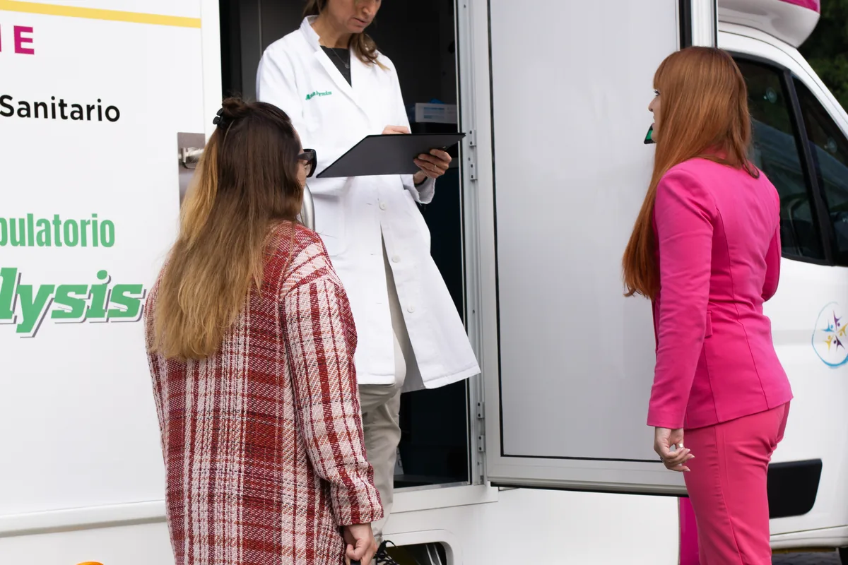 Accoglienza e prenotazioni al desk della Clinica Mobile a Busseto