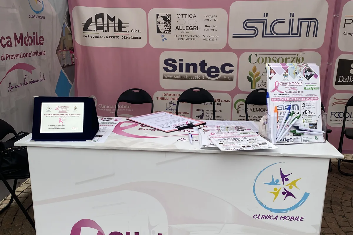 Accoglienza e prenotazioni al desk della Clinica Mobile a Busseto