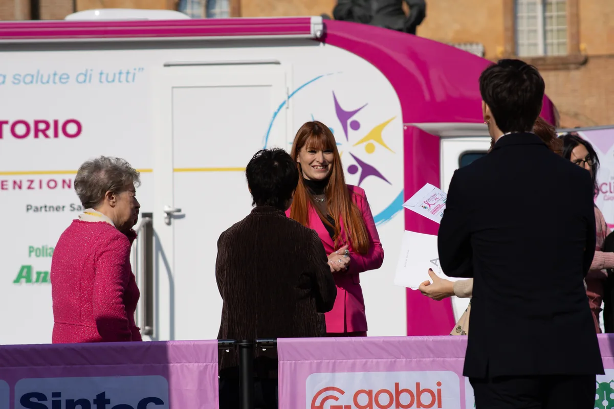 Cittadini alla Giornata della Prevenzione Rosa a Busseto