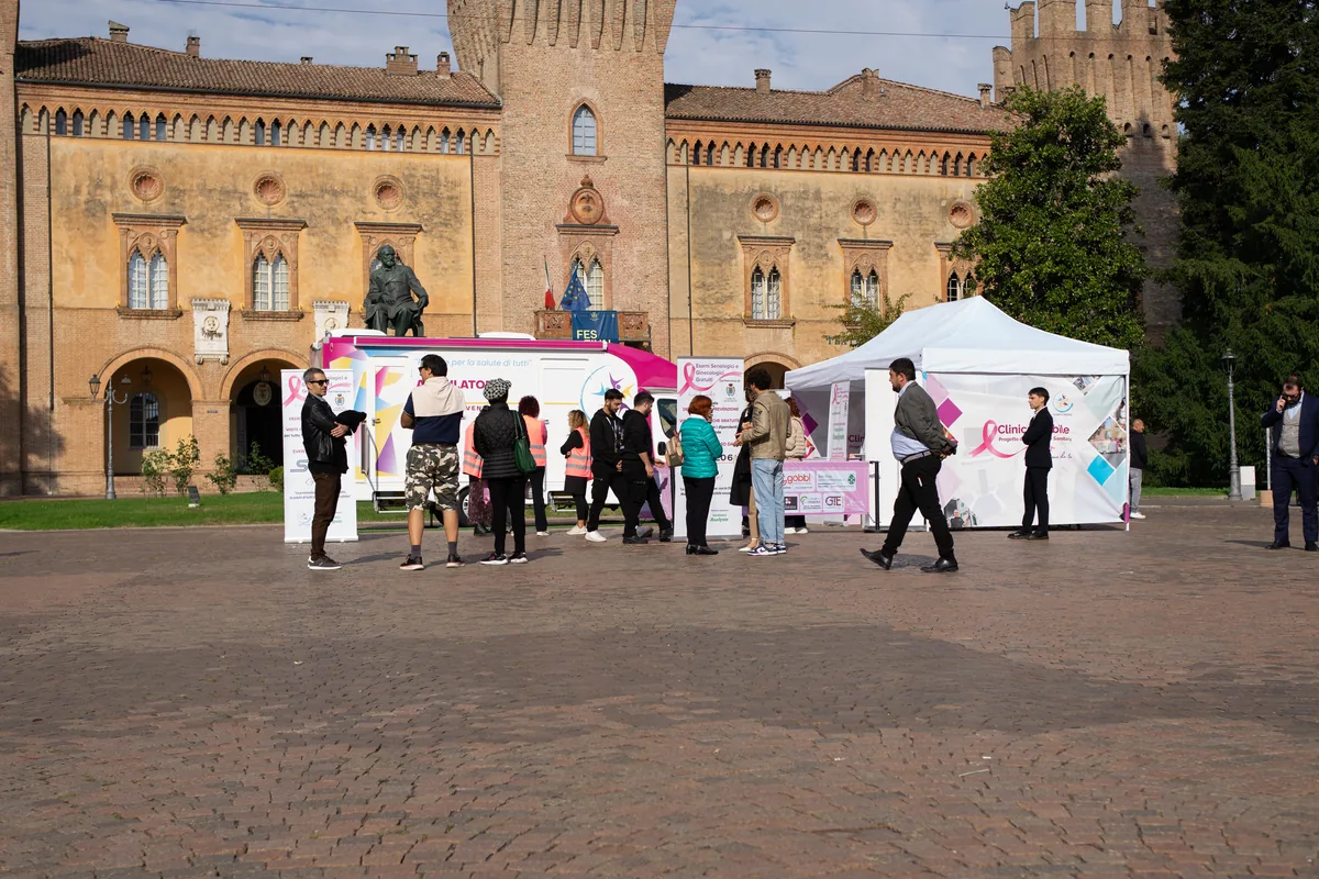 Cittadini alla Giornata della Prevenzione Rosa a Busseto