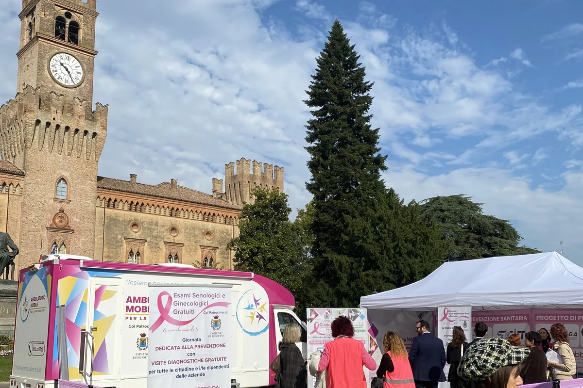 Cittadini alla Giornata della Prevenzione Rosa a Busseto