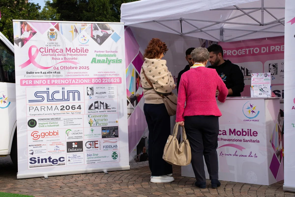 Lo stand della Clinica Mobile alla Giornata della Prevenzione Rosa a Busseto