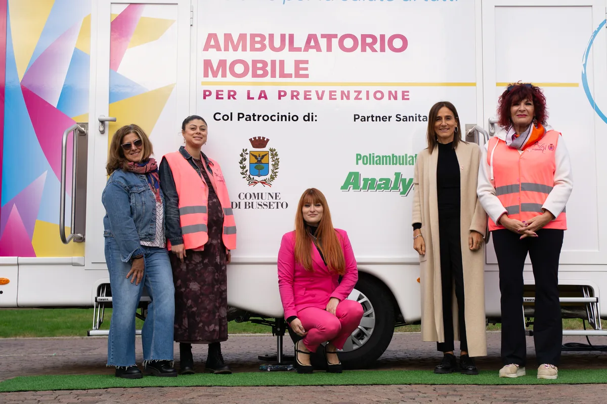Lo stand della Clinica Mobile alla Giornata della Prevenzione Rosa a Busseto