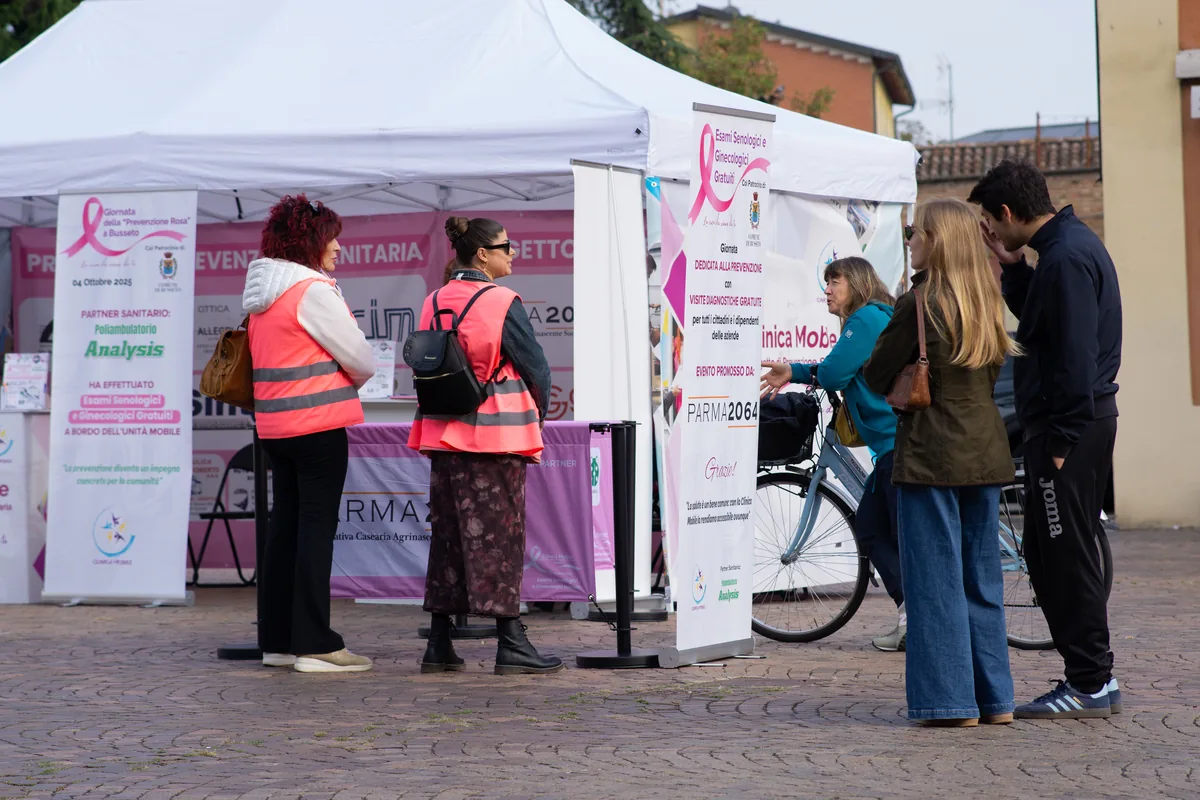Lo stand della Clinica Mobile alla Giornata della Prevenzione Rosa a Busseto