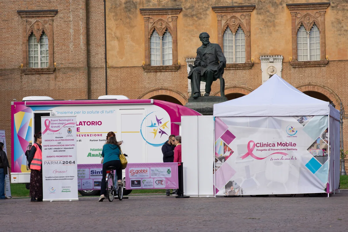 Lo stand della Clinica Mobile alla Giornata della Prevenzione Rosa a Busseto