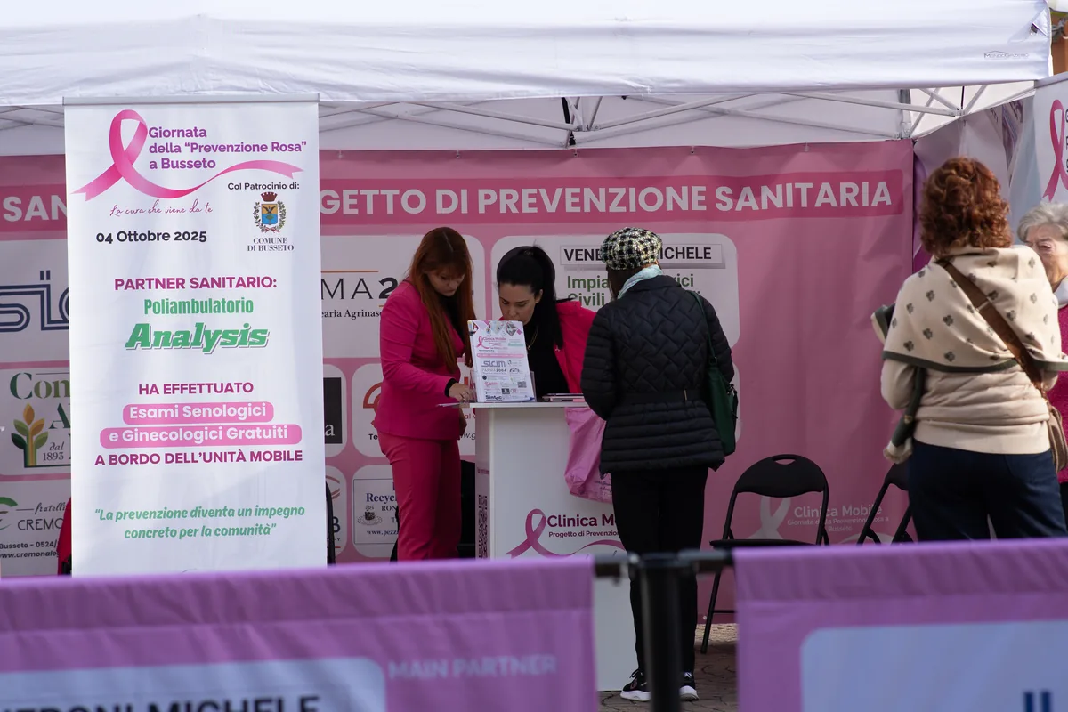 Lo stand della Clinica Mobile alla Giornata della Prevenzione Rosa a Busseto