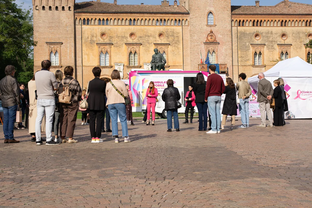 Lo stand della Clinica Mobile alla Giornata della Prevenzione Rosa a Busseto