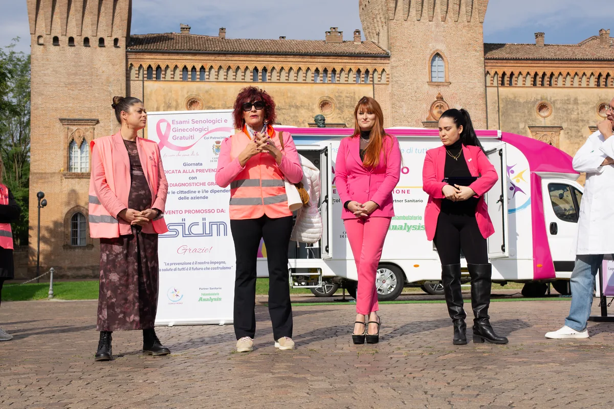 Lo stand della Clinica Mobile alla Giornata della Prevenzione Rosa a Busseto