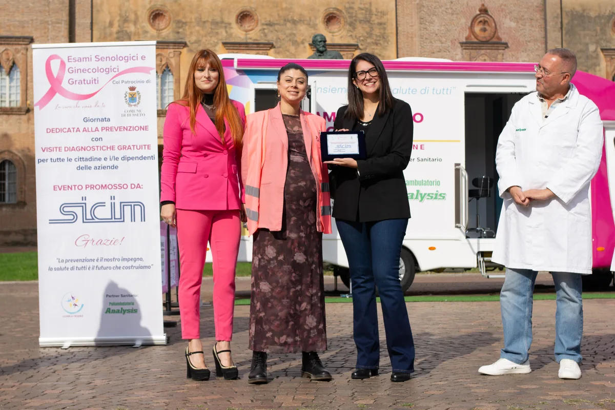 Lo stand della Clinica Mobile alla Giornata della Prevenzione Rosa a Busseto