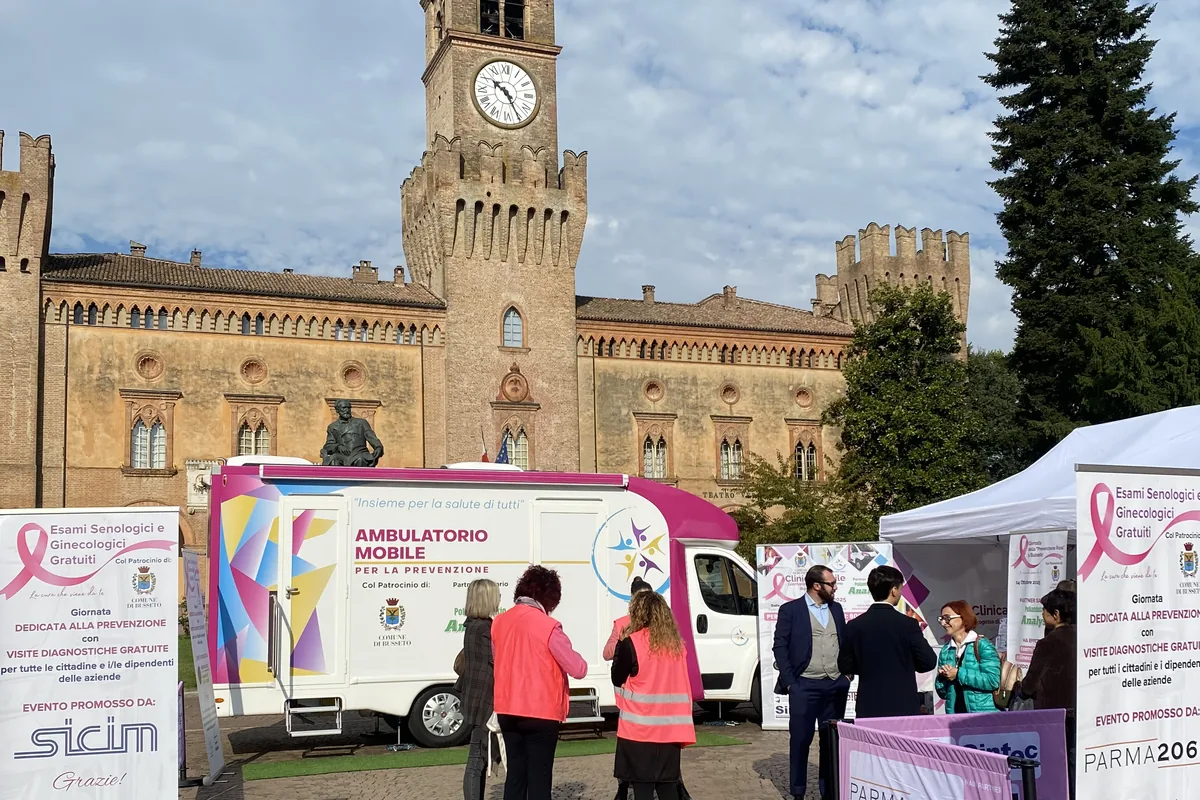 Lo stand della Clinica Mobile alla Giornata della Prevenzione Rosa a Busseto
