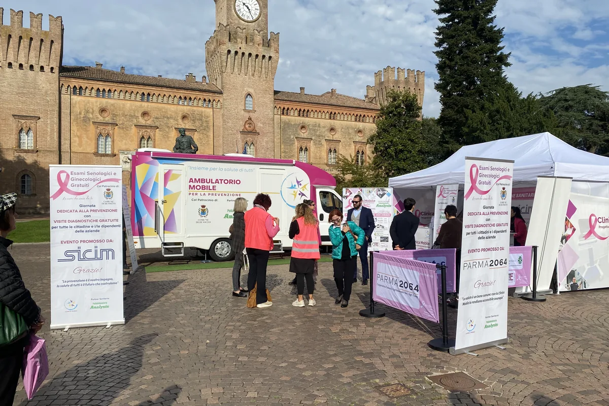 Lo stand della Clinica Mobile alla Giornata della Prevenzione Rosa a Busseto