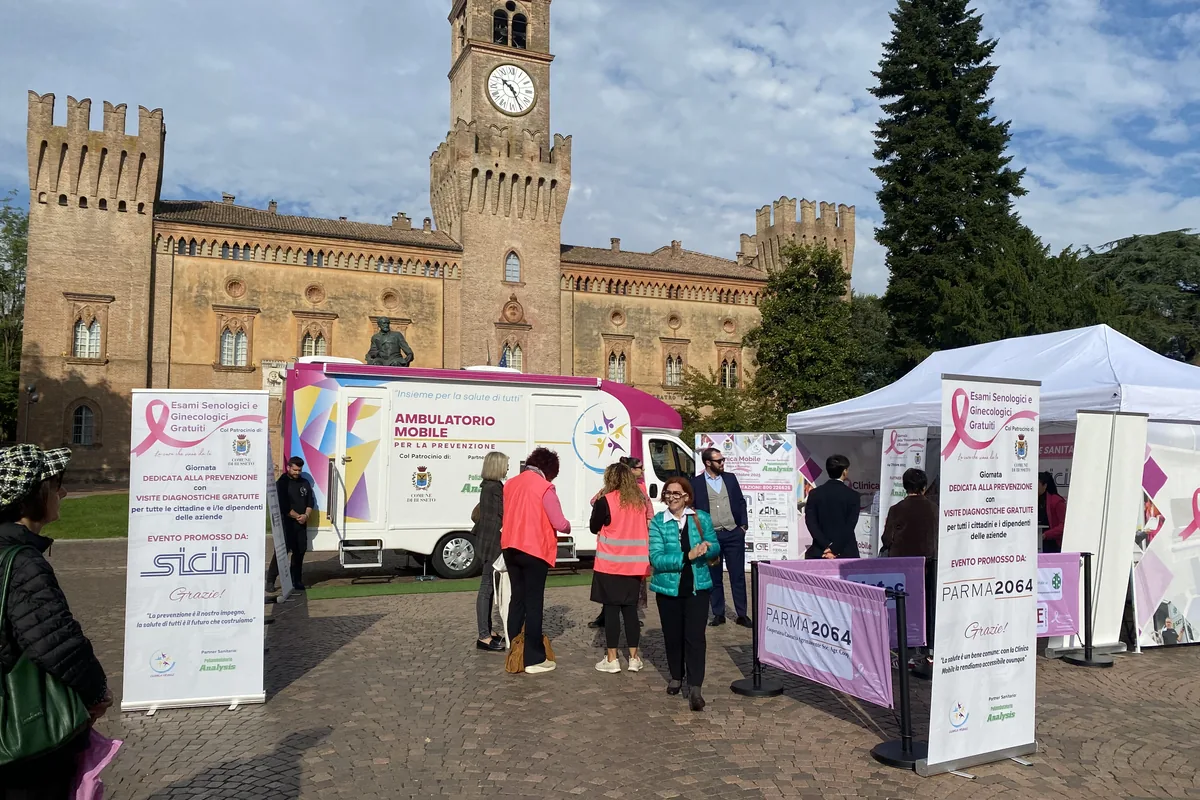 Lo stand della Clinica Mobile alla Giornata della Prevenzione Rosa a Busseto