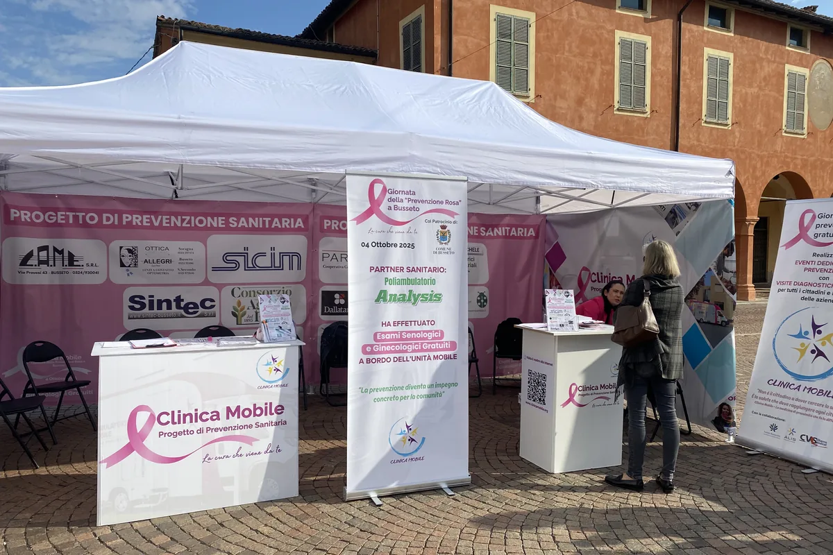 Lo stand della Clinica Mobile alla Giornata della Prevenzione Rosa a Busseto