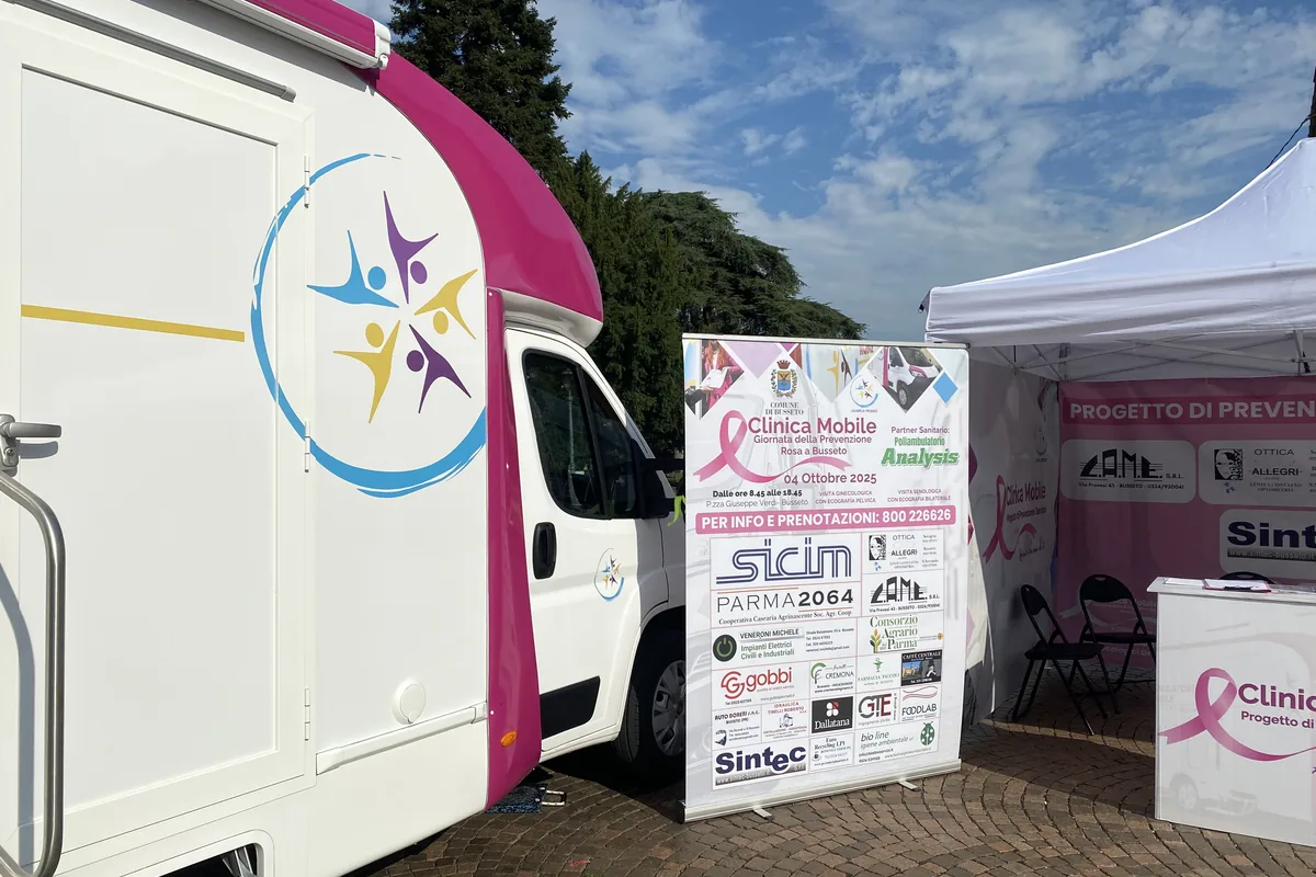Lo stand della Clinica Mobile alla Giornata della Prevenzione Rosa a Busseto
