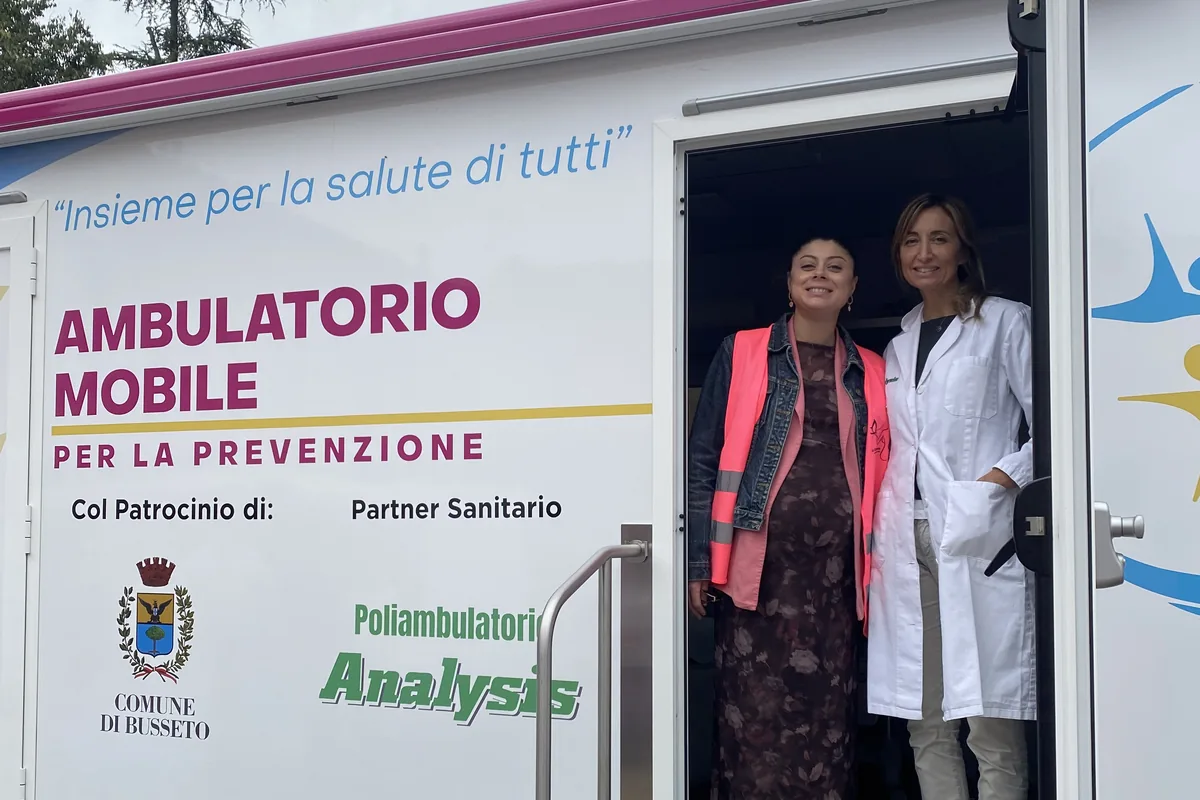 Il personale sanitario della Clinica Mobile a Busseto