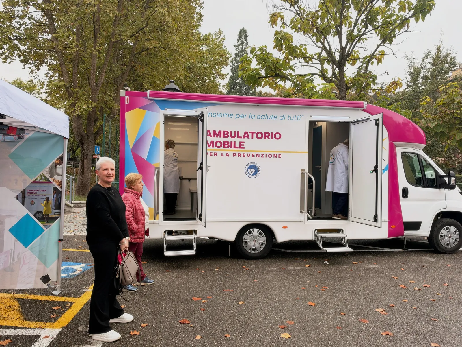 Due signore arrivano all'ambulatorio mobile la domenica a Castell'Arquato