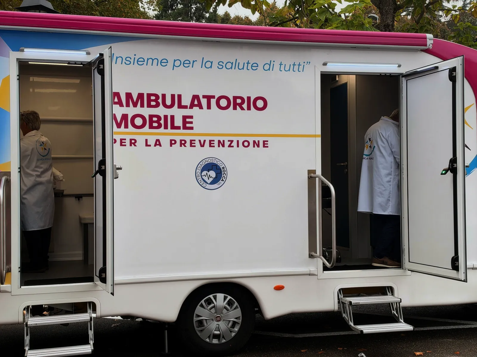 I due ambulatori del mezzo aperti, con i medici al lavoro
